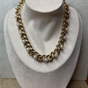 Elegant Gold and Pearl Necklace